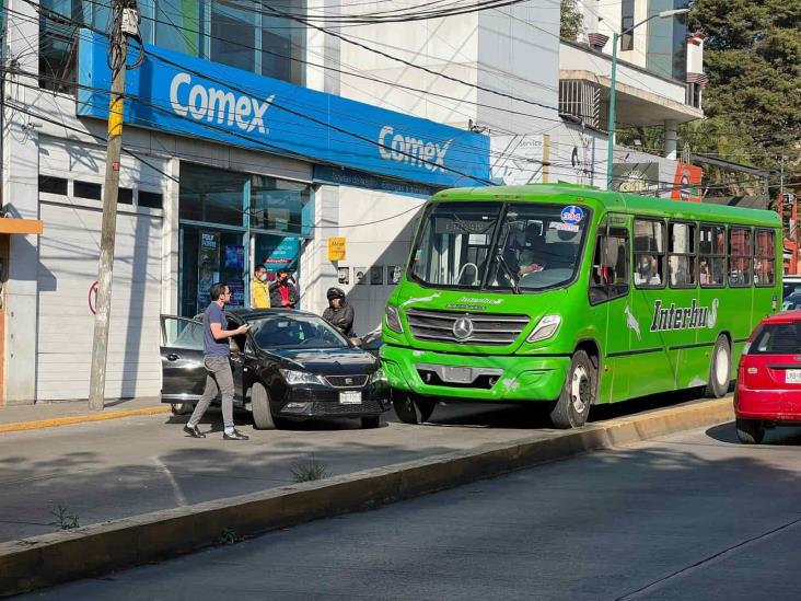 Autobús urbano y auto protagonizan choque en avenida Rébsamen de Xalapa