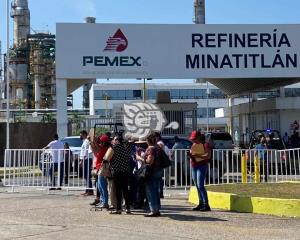 Ciudadanos no lograron entregar solicitudes al presidente ante su llegada a la refinería Lázaro Cárdenas