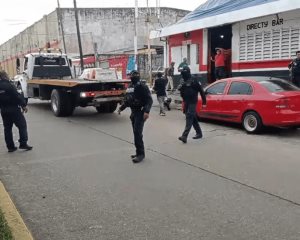 ¡Se armó la gorda! detienen a presuntos policías tras riña en cantina de Coatzacoalcos