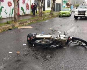 Camioneta se impacta contra motociclista en Fortín de las Flores
