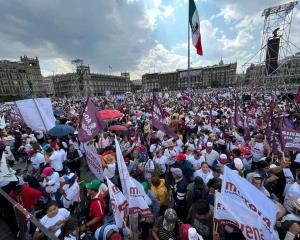 Mexicanos inundan el Zócalo de CDMX para conmemorar la Expropiación Petrolera