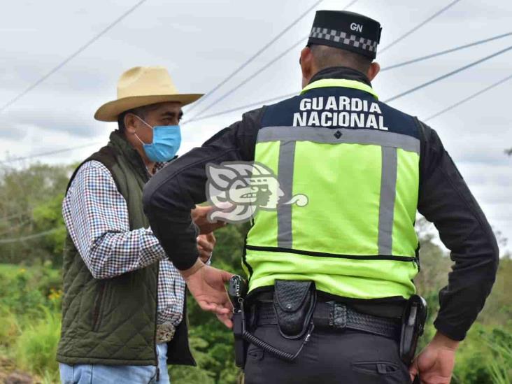 ¡Precaución!; realizan maniobras para extraer bidones con material peligroso tras volcadura (+Video)