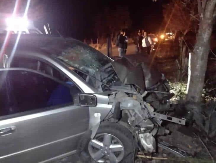 Vuelca y choca contra árbol en Tlalixcoyan; hay heridos y un muerto