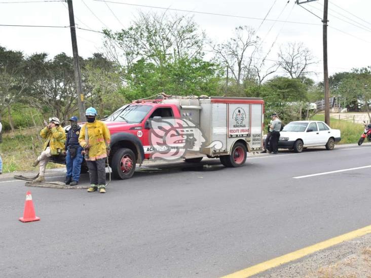 ¡Precaución!; realizan maniobras para extraer bidones con material peligroso tras volcadura (+Video)