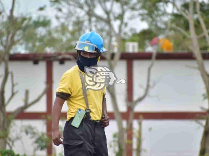 ¡Precaución!; realizan maniobras para extraer bidones con material peligroso tras volcadura (+Video)