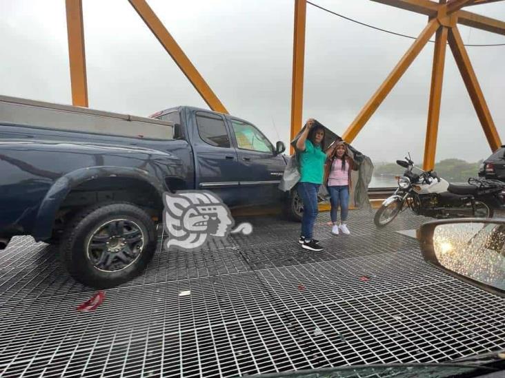 ¡Camioneta a punto de caer del puente Coatzacoalcos l , la lluvia complicó la visibilidad