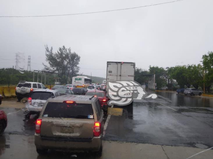 ¡Camioneta a punto de caer del puente Coatzacoalcos l , la lluvia complicó la visibilidad