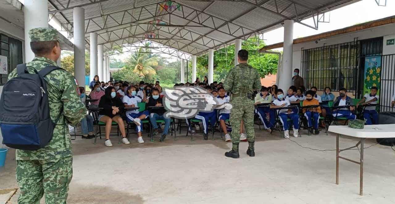 Ejército lleva plática para alejar de las adicciones a estudiantes de Moloacán