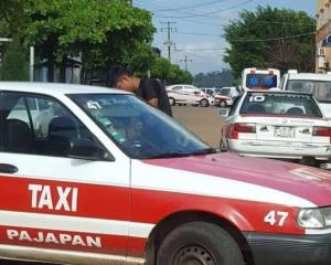 ¡Quieren aumentar tarifa!; protestan taxistas de Pajapan frente a Palacio Municipal