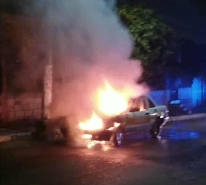 ¡Arde taxi!; el incendio de la unida causó movilización en Córdoba