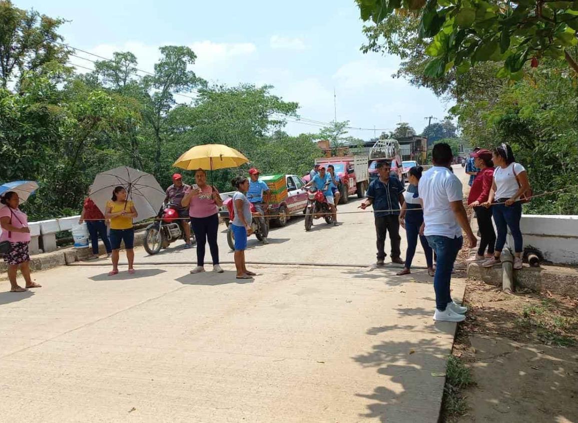 Toman puente en reclamo de docentes para escuela de Uxpanapa