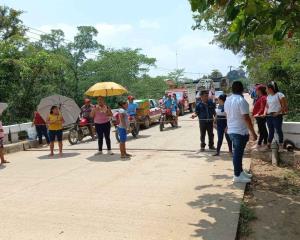 Toman puente en reclamo de docentes para escuela de Uxpanapa