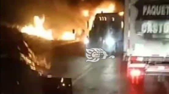 Arde tráiler en la autopista Córdoba-Veracruz; unidad termina en cenizas (+Video)
