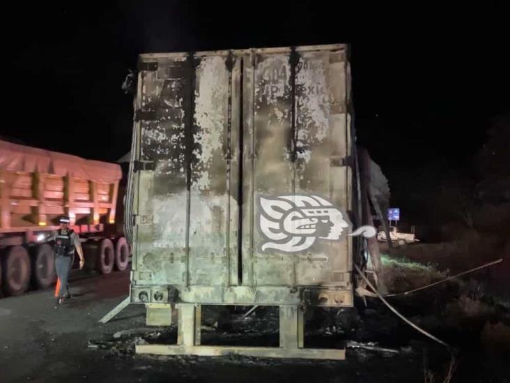 Arde tráiler en la autopista Córdoba-Veracruz; unidad termina en cenizas (+Video)
