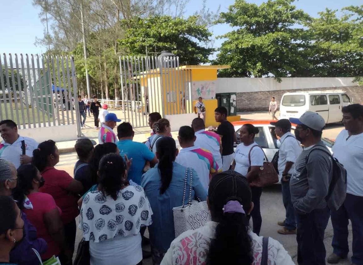 Ignora supervisor de Tebas en Acayucan reclamo de padres