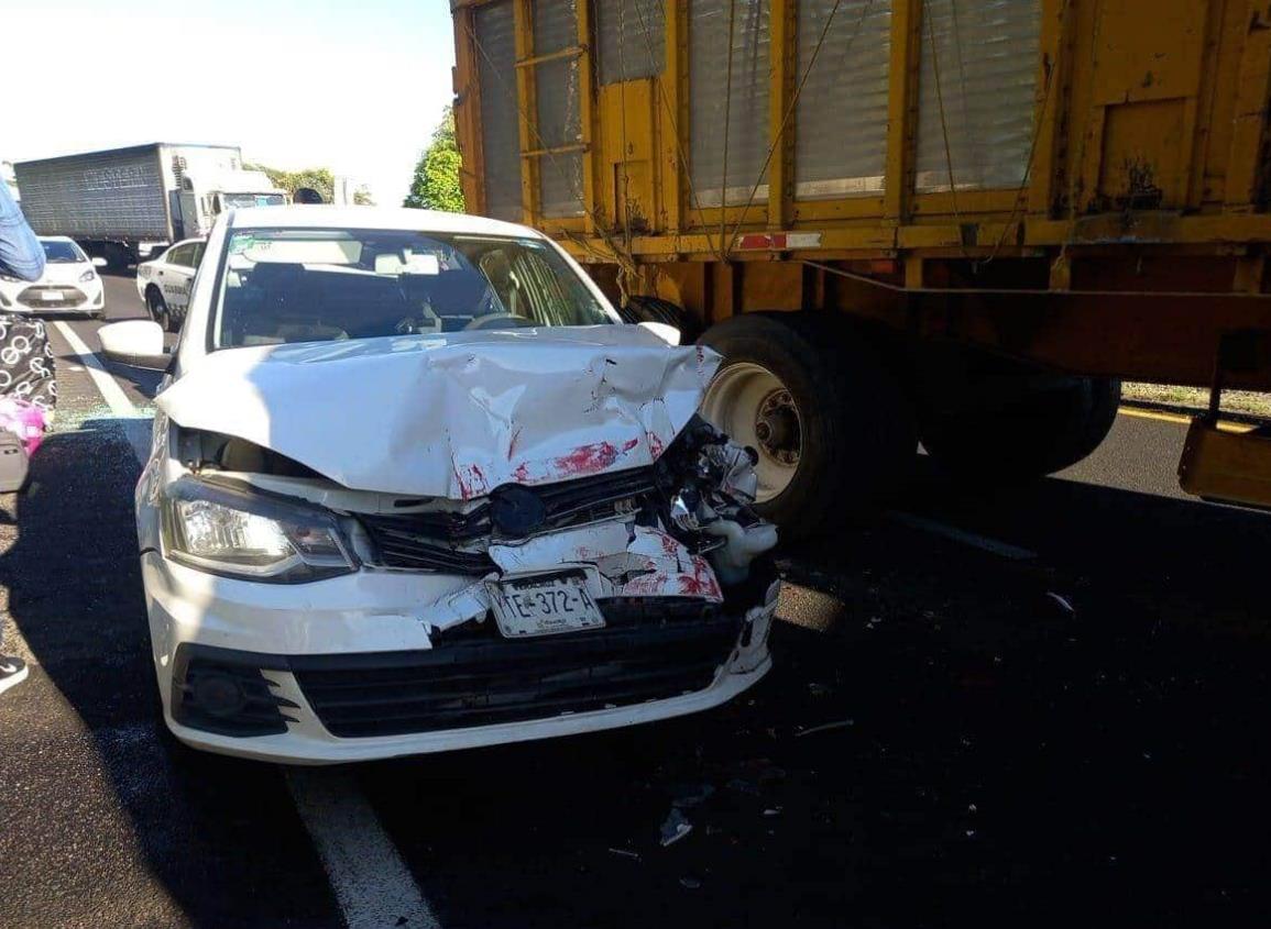 ¡Aparatoso accidente!; tráiler impacta a vehículos en la Villa-Coatza
