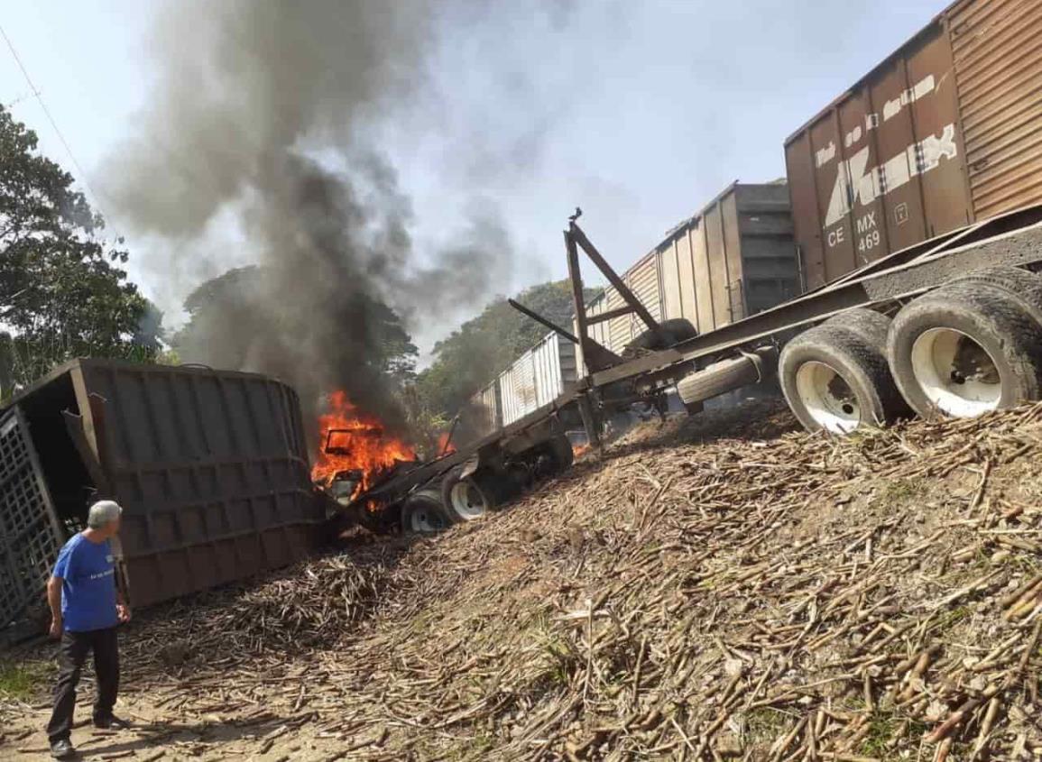 ¡Se salva de milagro!; camión cañero es impactado por un tren en Amatlán