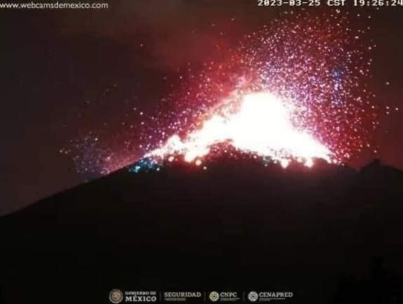Noche activa del volcán Popocatépetl: reportaron 3 fuertes explosiones