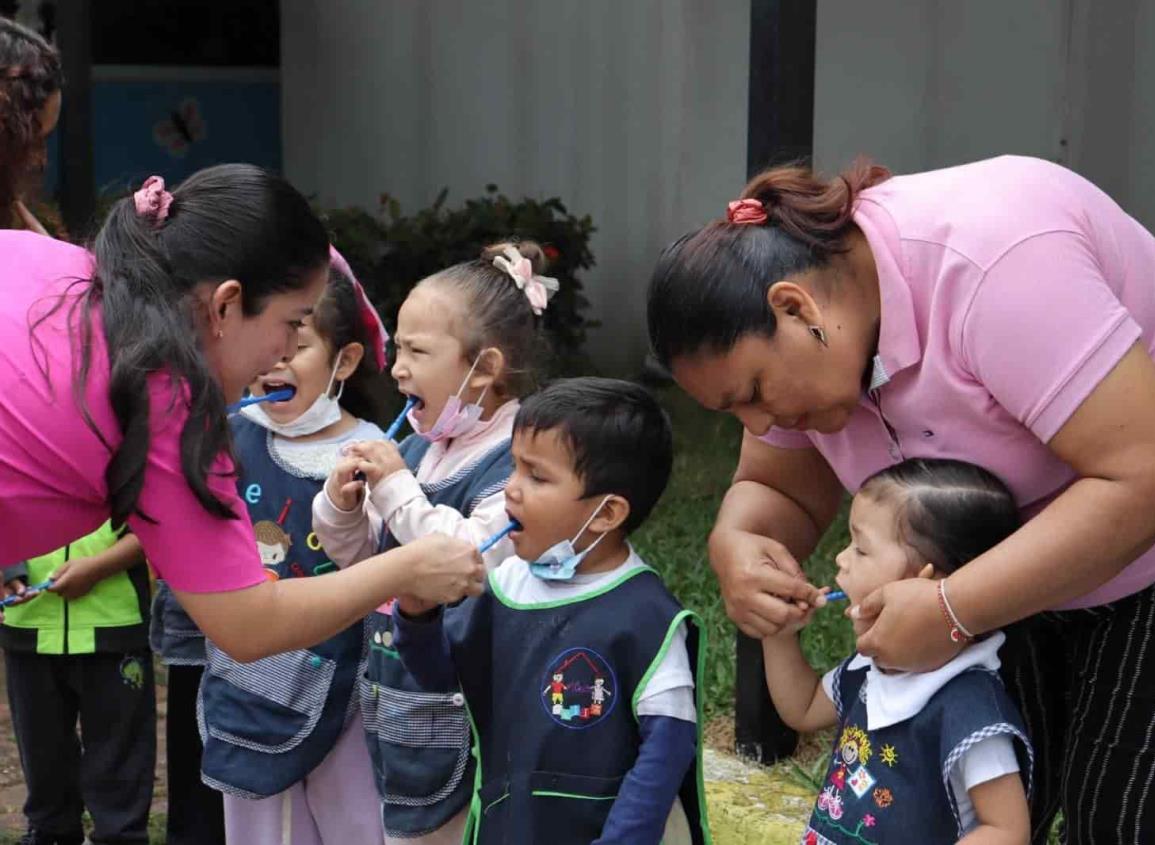 DIF Coatzacoalcos lleva jornada de aplicación de flúor a niños de los CADIS