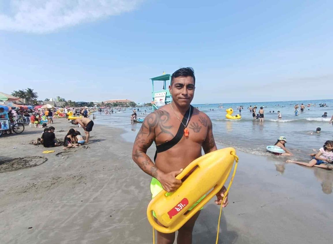 Martín Antonio ama salvar vidas en las playas veracruzanas