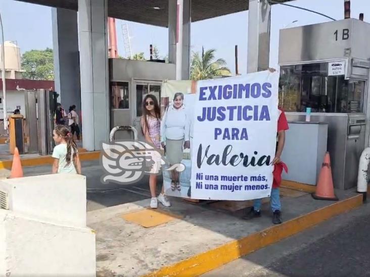No levantarán bloqueo hasta que se presente el gobernador y la fiscal; exigen esclarecer feminicidio de Valeria