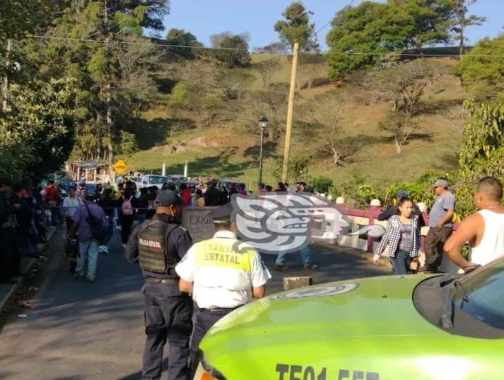 ¡Exigen aulas para jardín de niños!: padres bloquean carretera Xalapa-Misantla