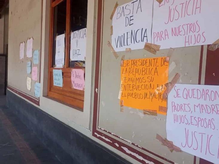 ¡Protestan con los féretros ¡; familiares de jóvenes asesinados en Maltrata exigen justicia