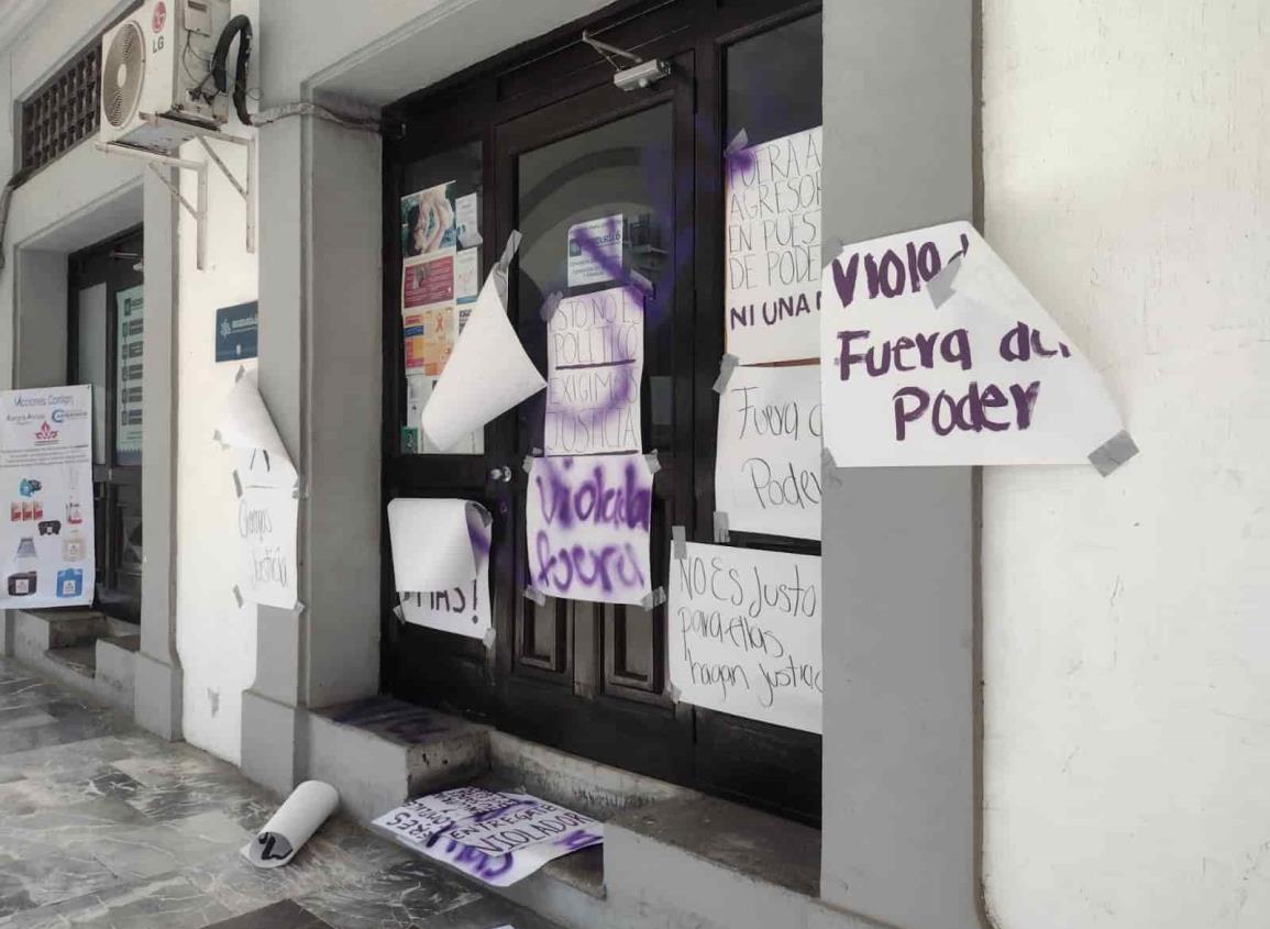 Grupo de mujeres se manifiestan contra regidor de Veracruz