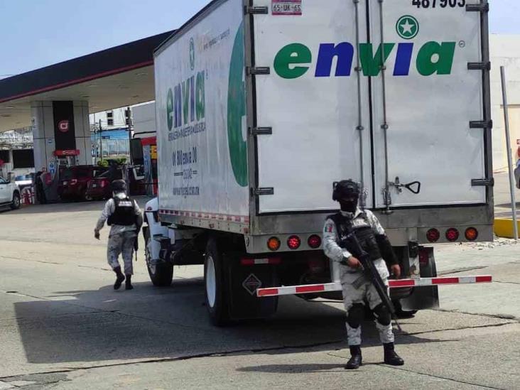 Asegura Guardia Nacional a conductor y camión de mensajería Coatzacoalcos