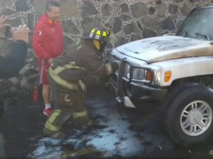 ¡Otra vez Adame! Ahora se incendia su camioneta en plena calle