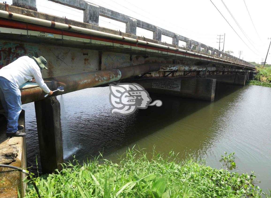 ¡Se desperdicia agua!; reportan fuga en tubería bajo el puente Calzadas (+Video)
