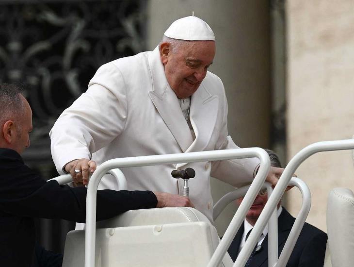 Tras ser hospitalizado, salud del Papa Francisco mejora