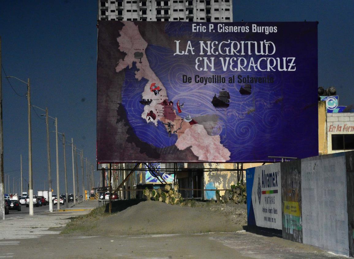 ¿Promoción Política? Aparece espectacular de libro de Cisneros en Coatza