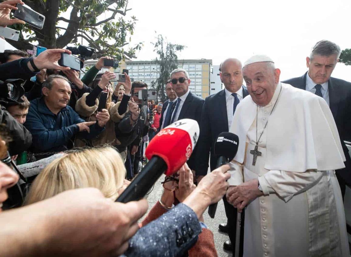 Estoy todavía vivo; el Papa Francisco sale del hospital tras tres días internado