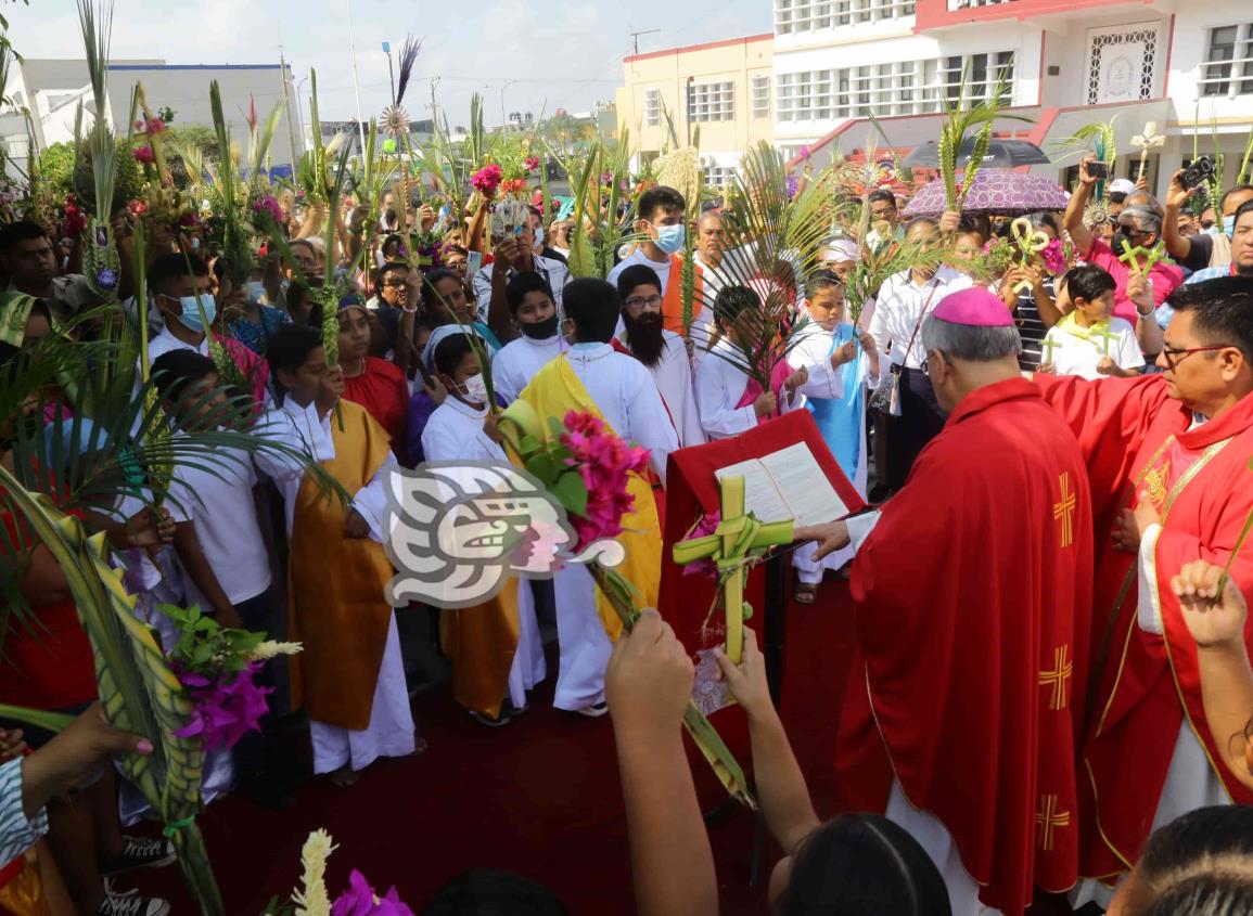 Viven con fervor Domingo de Ramos en Coatzacoalcos