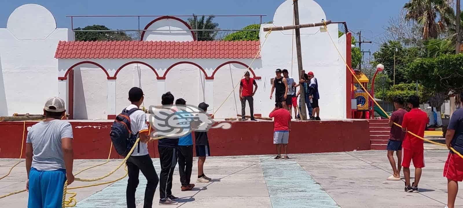 ¡Con todas las ganas!; jóvenes ensayan para participar en viacrucis en Jáltipan