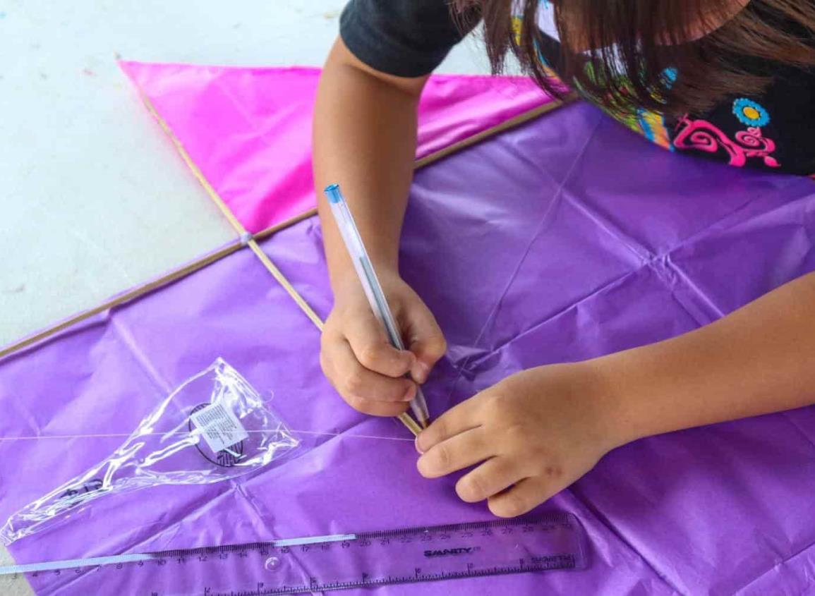 ¡Algo que inculcar a las nuevas generaciones!, Imparten taller para elaborar papalotes  en Nanchital