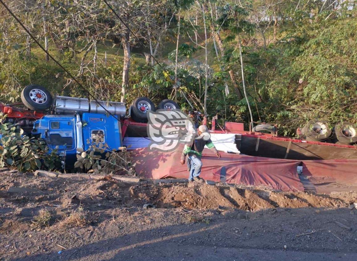 Vuelca tractocamión cargado con tablaroca en autopista de Acayucan