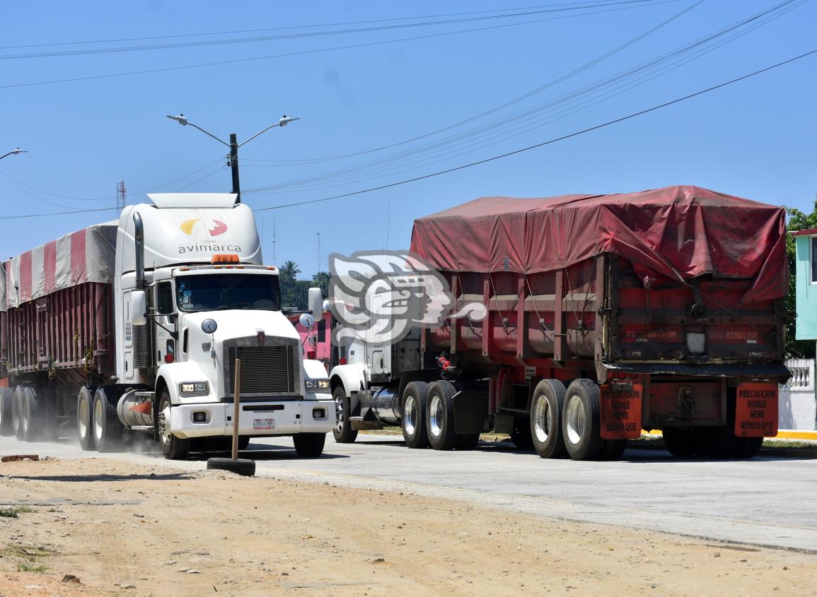 Traileros dañaron la nueva carretera ancha en Coatzacoalcos 