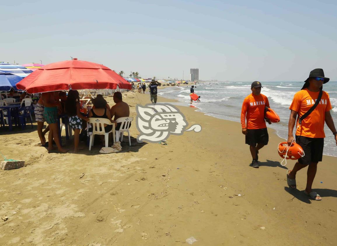 ¡Sofocante calor!, se registran 39 grados; familias se refrescan en la playa de Coatzacoalcos