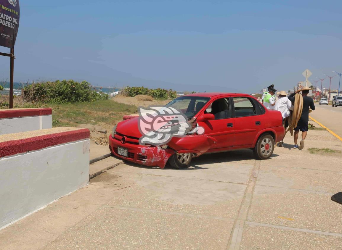 Le fallan los frenos a Chevy y choca contra el muro del Malecón (+Video)