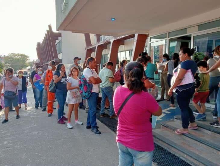 En plena Semana Santa, pacientes del IMSS hacen largas filas