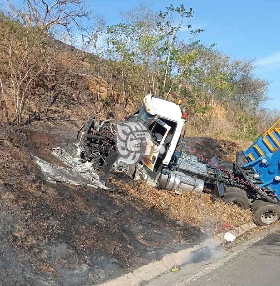 Se incendia cabina de tracto tras choque en autopista Cosoleacaque - La Tinaja