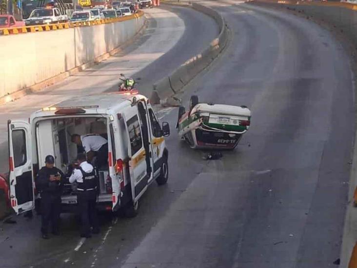 ¡Carambola entre 3!: taxi queda volcado en Xalapa