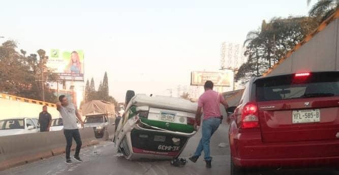 ¡Carambola entre 3!: taxi queda volcado en Xalapa