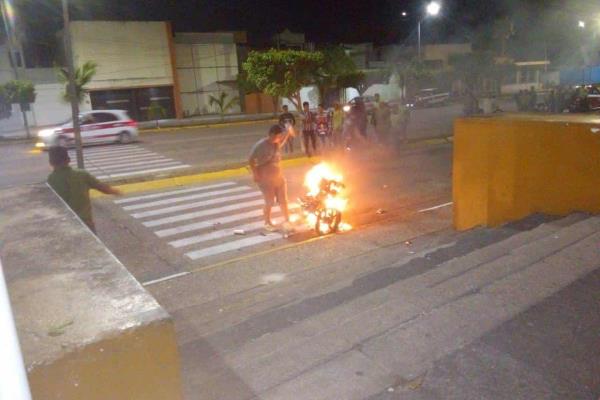 Arde en llamas motocicleta en Minatitlán