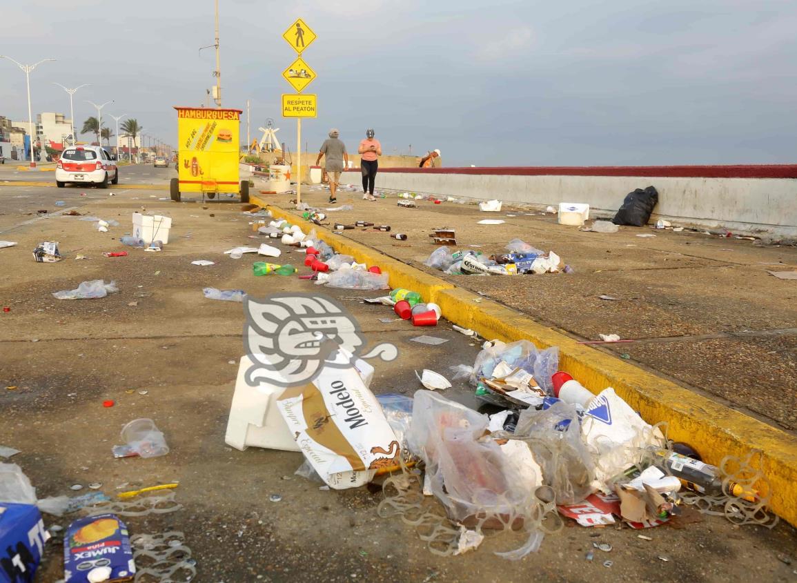 ¡Dejan su tiradero!; retiran toneladas de basura en el Malecón de Coatza