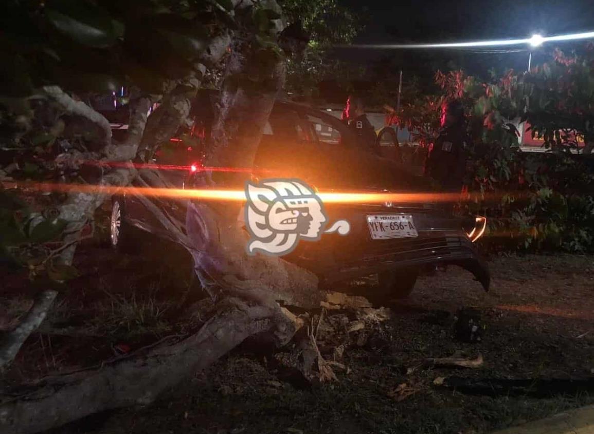 Auto impactado contra árbol en Minatitlán