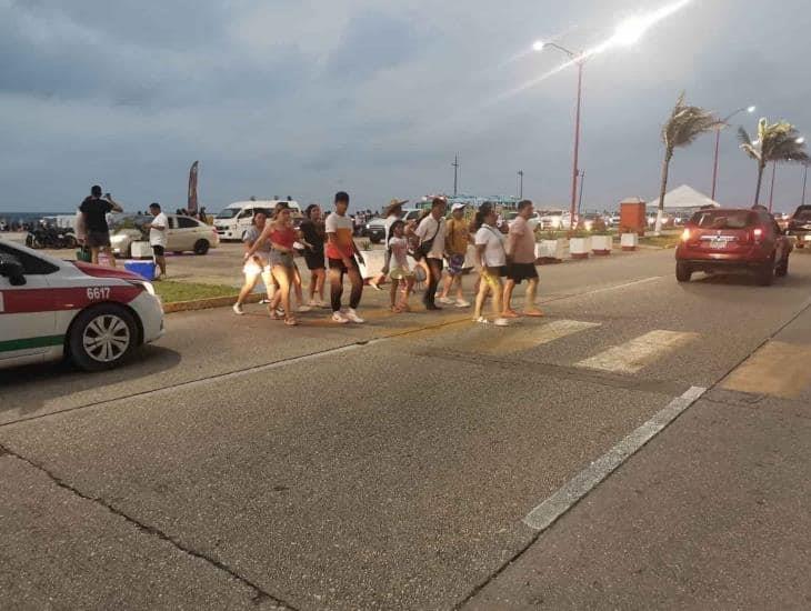 Bañistas se arriesgan al salir de playas de Coatzacoalcos; se cruzan en medio de los autos