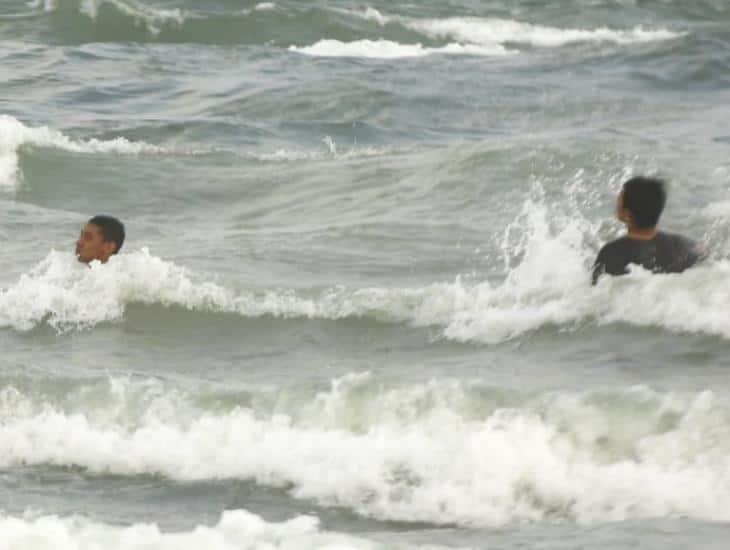 ¡Nada los detiene!, ingresan a la playa a pesar de fuerte oleaje en Coatzacoalcos